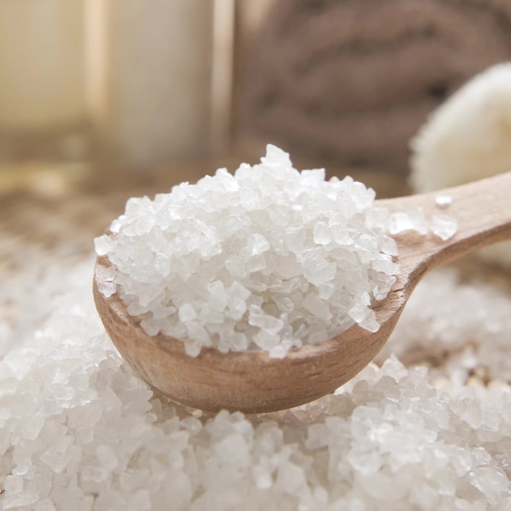 Salt i träsked, havssalt, naturprodukt, stressreduktion, EMF-skydd, giftfri kost, hälsosam livsstil, salt för välbefinnande, hållbar kost.