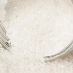 Salz im Glasgefäß, Nahaufnahme, Hindernis in der EMF-Schutz-Produktion, Kristallines Kristall Salz, geerdet gegen elektromagnetische Felder, Energieblocker, EMF Schutzsalz, elektromagnetische Strahlen, Haushalt, Gesundheit, Technik.