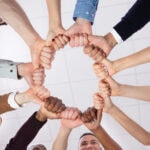 Gemeinschaftliche-hände-flechten-energie-verbundenheit-Teamwork-EMF-Schutz-Atmosphäre.