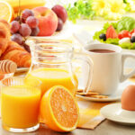 Saft und Frühstücksfood mit Obst und Kaffee, Fokus auf gesunde Ernährung und natürlichen Genuss.