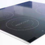 Herd mit Induktionskochfeld, kontaktloses Kochen, Energieeffizienz, elektromagnetische Felder, EMF Schutz, moderne Küchentechnik, sichere Kochgeräte, EMF Schutzprodukte, elektromagnetische Strahlen Reduktion, Gesundheitsschutz in der Küche.