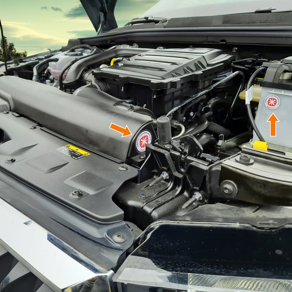 Skyddsåtgärder mot elektromagnetiska fält i bilmotorn, EMF-skydd för ökad säkerhet, minska elektromagnetiska fält, EMF-skydd i fordon, EMF-skyddsteknik för bilmotorer.