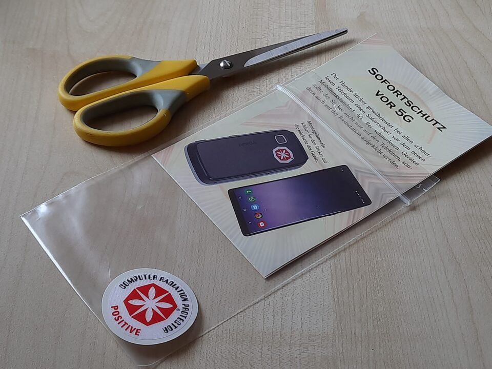 Muster für EMF-Schutzprodukterkennung mit Antiradations-Siegel, inklusive Schere und Schutzanleitung, ideal für elektromagnetische Felder, Smartphone- und Handy-Schutz.