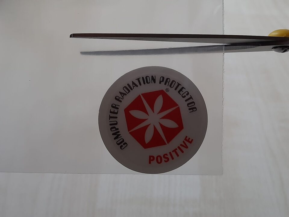 Schutzschild mit "Computer Radiation Protector" Aufkleber, Symbol für elektromagnetische Strahlenabschirmung, Fokus auf EMF-Schutz und elektromagnetische Feldreduzierung.