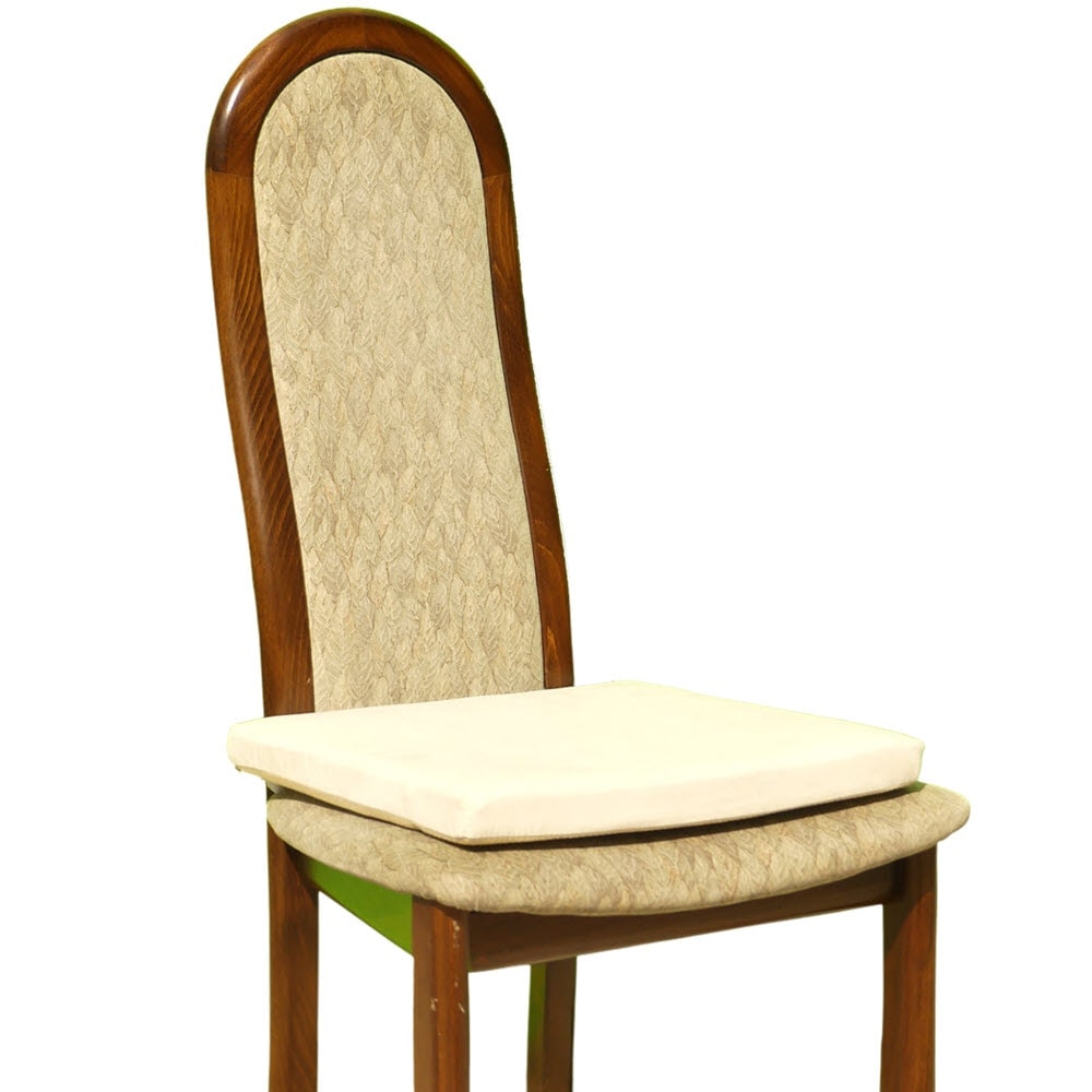 Cojín de protección EMF de alta calidad en silla ergonómica de madera, protege contra la radiación electromagnética, ideal para un lugar de trabajo saludable y el hogar, fomenta el bienestar y la concentración.