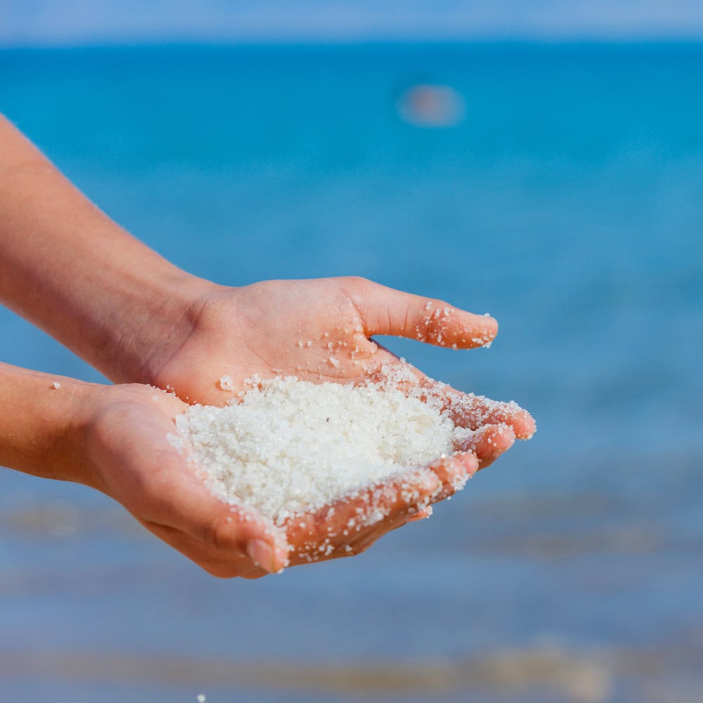 Fint havssalt i händerna, natur, wellness, hälsa, saltterapi, havsupplevelse, återhämtning, saltskydd, naturprodukt, hälsoskydd, havsklimat, naturliga läkemedel, salt, hav, naturkosmetik, havsmiljö, salt i händerna, utomhus, avkoppling, naturupplevelse, saltbesättning.