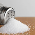 Feinstaub Salz in Pfefferstreuer, hochauflösende Nahaufnahme.