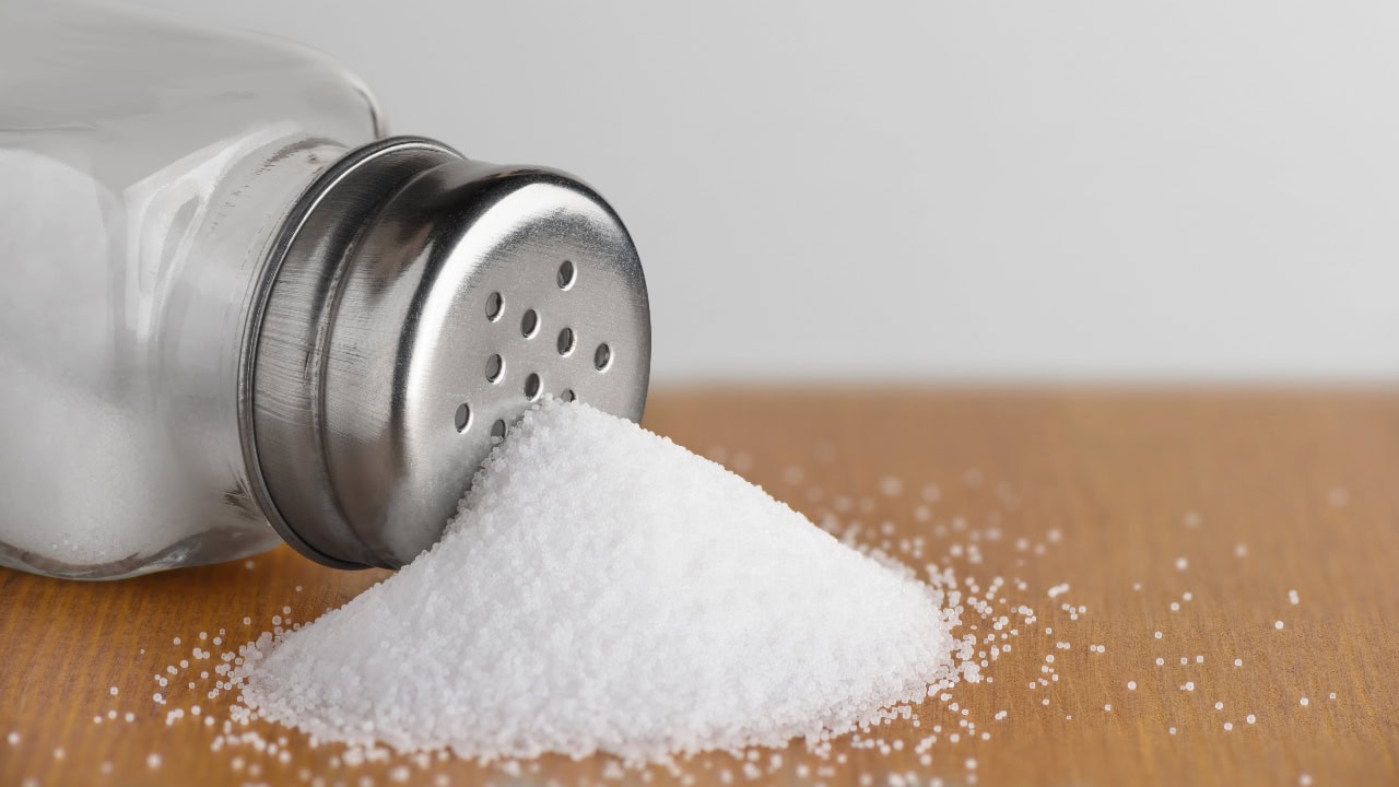 Sel fin dans une salière, gros plan haute résolution.