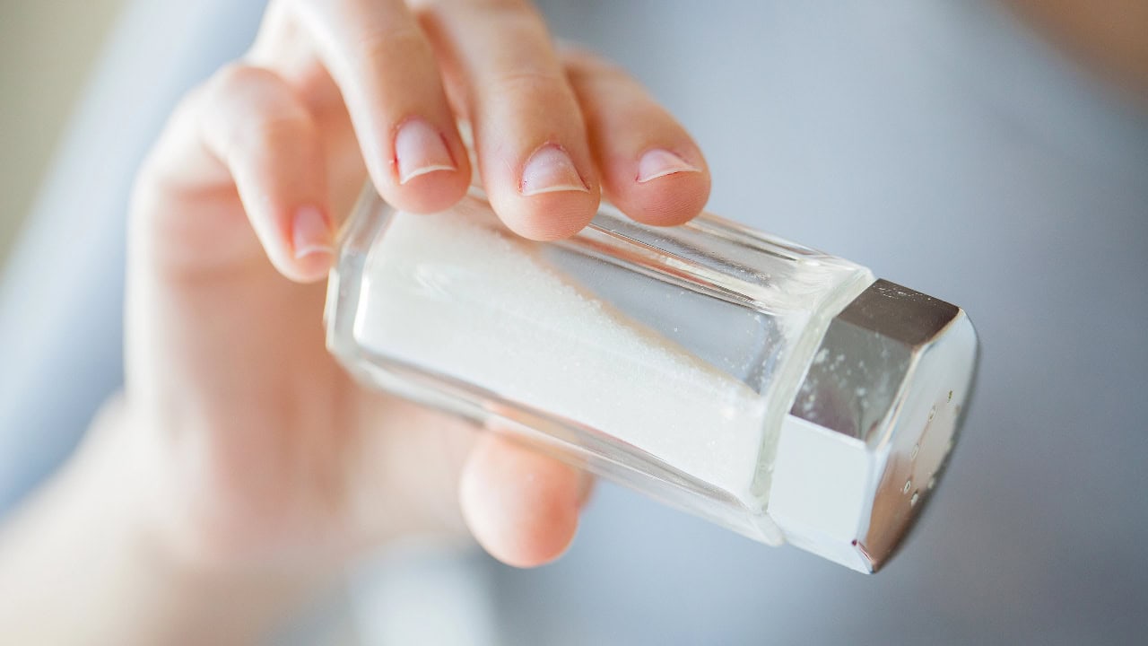 Salière en main, soutien naturel pour la protection EMF, mode de vie sain, détoxification et bien-être.