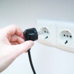 Hochwertiger EMF-Schutz Stecker, schützt vor Elektrosmog in Haushalten und Büros. Für mehr Gesundheit und Sicherheit durch EMF-Absorption in elektrischen Steckdosen.