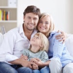 Gesunde familie mit EMF-schutz im wohnzimmer, elektromagnetische strahlung, gesundheit, emf-schutz, familiengesundheit, haushalt, harmlose electromagnetic fields.