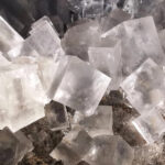 Glasblöcke zur EMF Abschirmung, transparente Schutzvorrichtung gegen elektromagnetische Felder, innovative Technologie für elektromagnetische Strahlen-Blockade, ideal für dosierte EMF Neutralisierung.