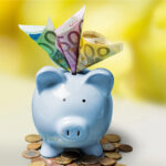 Geldsparschwein mit Euro-Banknoten als Symbol für Ersparnisse und finanzielle Sicherheit, geeignet für Themen zu Geld, Finanzen und Sparen.