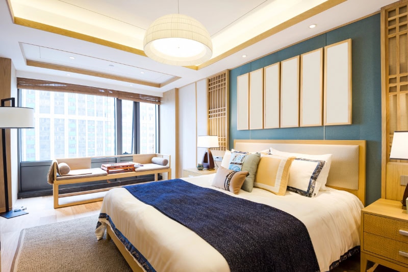 Dormitorio atractivo con protección EMF, que combina diseño moderno y sueño saludable. Mobiliario de alta calidad, ventanas insonorizadas y protección EMF especial para un entorno de sueño seguro.